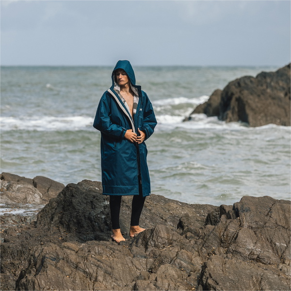 2026 Dryrobe Advance Langärmeliger Wickelmantel DALSV3 - Deep Sea Blue / Sand Camo